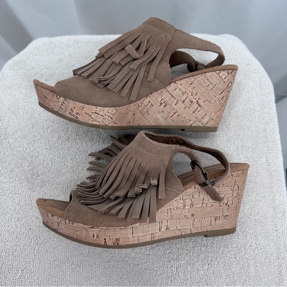 Minnetonka Womens Leather Fringe Wedge Sandal 8 Tan Open Toe Buckle Strap - Picture 8 of 10